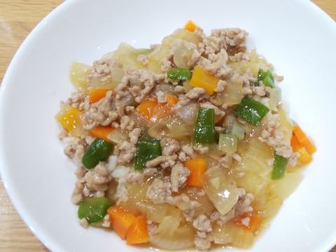 豚ひき肉と玉ねぎ人参ピーマンのあんかけ丼